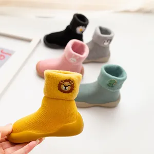 Detailansicht von gemütlichen, gefütterten Kleinkindsocken-Schuhen mit Tierstickerei.