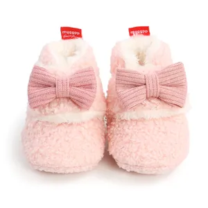 Süße weiche rosa flauschige Babystiefel mit Strickschleife für winterliche Wärme