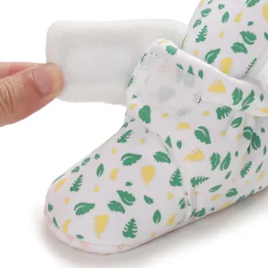 Detailansicht des weichen Vliesfutters und Klettverschlusses von Baby-Winterstiefeln.