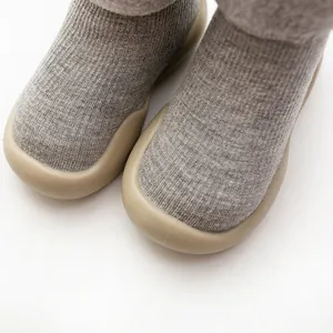 Nahaufnahme von gemütlichen Babysöckchen mit dickem Lammwollfutter und Gummisohle