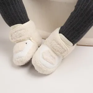 Dettaglio ravvicinato di stivaletti da neve per neonati con chiusura a strappo in velcro.