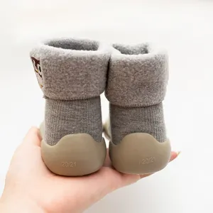 Nahaufnahme der grauen Fleece-Babyschuhe mit Größe 20/21 auf der Gummisohle und Strickgewebe
