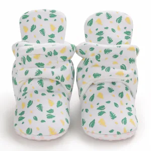 Vorderansicht von weichen Baumwoll-Babyschuhen mit grünem und gelbem Blattmuster für Winter