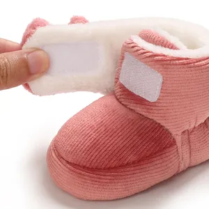 Detalle de botines de pana rosa para bebé con forro de felpa y cierre de velcro