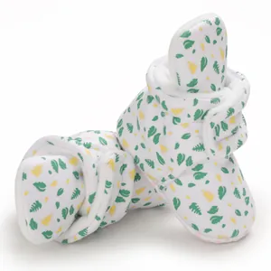 Detailansicht der warmen Babyschuhe mit grünem Blattmuster und weißem Fleece-Innenfutter.