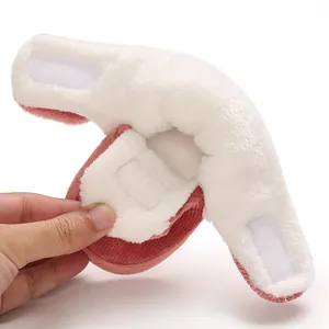 Detalle del forro de felpa suave y cierre de velcro en zapatos de invierno para bebé