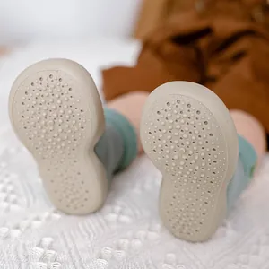 Nahaufnahme der rutschfesten, weichen Gummisohlen von Baby-Wintersocken für drinnen