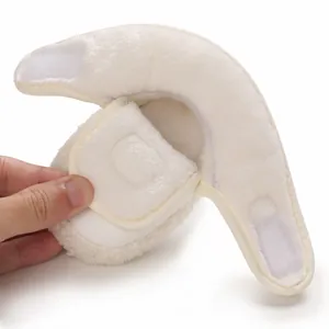 Dettaglio della morbida fodera in peluche e chiusura in velcro di questi stivali da neonato
