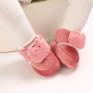 Detalle de botas de invierno rosas para bebé con gato de peluche y cálido forro polar-ver