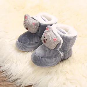 Primer plano de botines para bebé con forro polar suave y tejido de pana de alta calidad