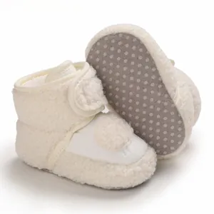 Vista dettagliata degli stivaletti da neonato in sherpa color crema con suola morbida
