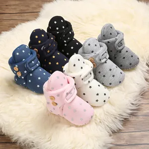 Botas de invierno suaves para bebé con patrón de estrellas sobre piel sintética