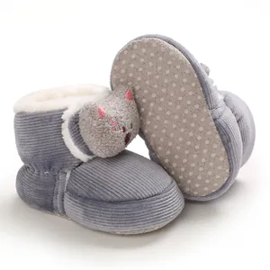 Detalle de lindas botas de pana para bebé en gris con diseño de gato y suela
