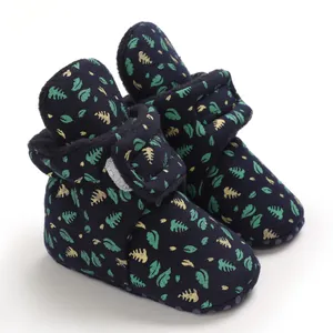 Detailansicht der warmen dunkelblauen Baby-Winterstiefel mit Blattmuster und Fleece