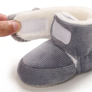 Detalle de bota de pana para bebé con forro de piel sintética y cierre de velcro