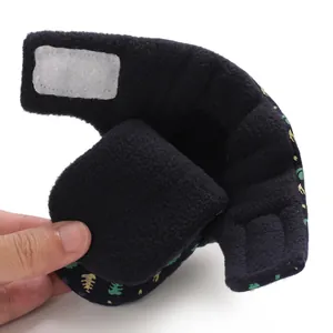 Detail der weichen schwarzen Fleecefütterung und Klettverschluss am Baby-Winterstiefel