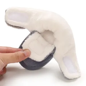 Primer plano detallado del forro de felpa y cierre de velcro en zapatos para bebé