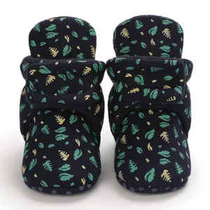 Detailansicht der dunkelblauen Baby-Winterstiefel mit Blattmuster und rutschfester Sohle.