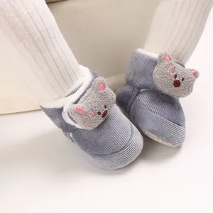 Detalle de lindos zapatos de algodón antideslizantes de oso gris para bebés de 0 a 1 año