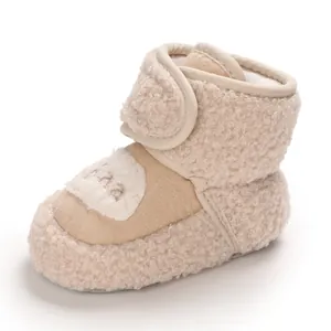 Dettaglio di stivaletti invernali in pile beige per neonati con suola morbida e velcro