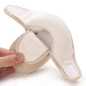 Dettaglio della fodera in pile e chiusura a strappo degli stivali invernali beige neonato