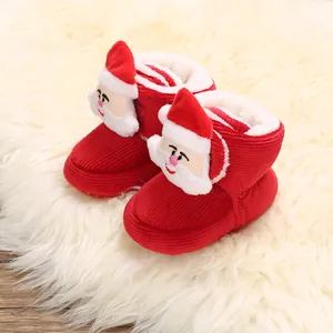 Detalle del diseño de Papá Noel en botas de invierno de pana roja para bebés.