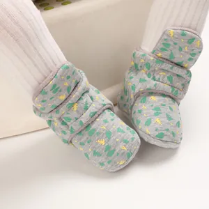 Nahaufnahme warmer, fleecegefütterter Baby-Winterschuhe mit Blattmuster und weicher Sohle