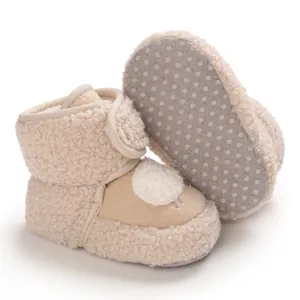 Dettaglio degli stivaletti da neve per neonati in pile beige con suola morbida antiscivolo.