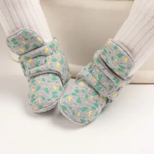 Nahaufnahme von warmen, fleecegefütterten Baby-Winterstiefeln mit süßem Blattmuster