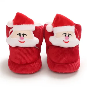 Vista frontal detallada de botines de pana rojos para bebé con diseño Papá Noel