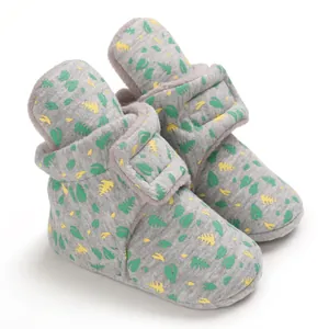 Warme gefütterte Winterstiefel für Babys mit Blattmuster und weicher Sohle