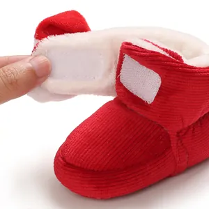 Primer plano detallado de patuco rojo para bebé con forro de pelo blanco y velcro