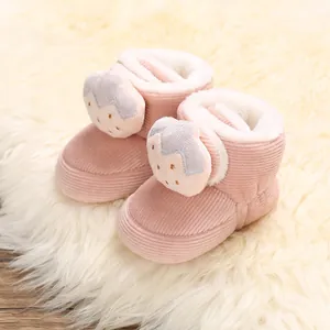 Detalle de botines rosas para bebé en pana con forro de felpa suave y muy cálido