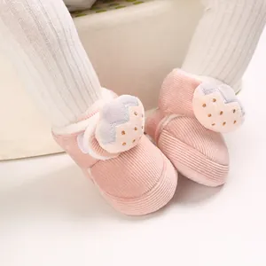 Primer plano de zapatitos de algodón para bebé con estampado de fresa y forro de pelo