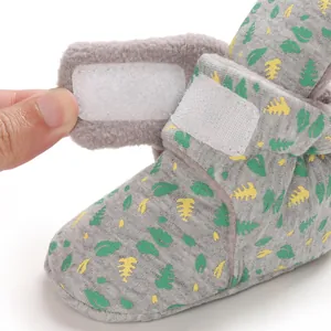 Detaillierte Nahaufnahme des Klettverschlusses an warmen fleecegefütterten Babystiefeln