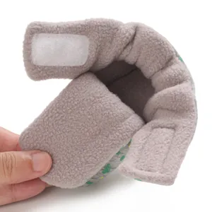 Makrodetail des ultraweichen warmen Fleecefutter in diesen Baby-Winterschuhen für Gehen