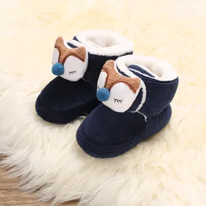 Primer plano detallado de zapatos de invierno para bebé con zorro y forro polar suave