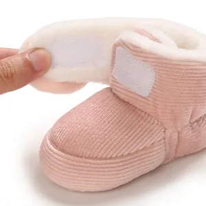 Detalle de bota de bebé en pana rosa con velcro y forro de lana blanca muy cálido