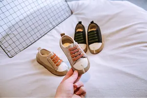 Detailansicht der Leinwand-Lauflernschuhe für Kleinkinder mit geteilter Zehe und Gummiband