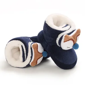 Vista detallada de botines de pana azul marino para bebé con diseño de zorro y forro de felpa