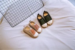 Detaillierte Draufsicht auf weiche Baby-Leinwandschuhe mit elastischen Schnürsenkeln.