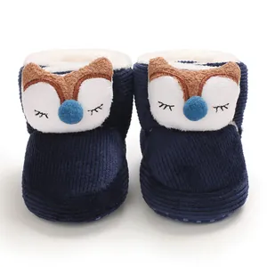 Vista detallada de zapatos de algodón para bebé con diseño de animales y suelas antideslizantes