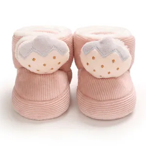 Botines de bebé en pana rosa con un lindo diseño de fresa de peluche y forro cálido