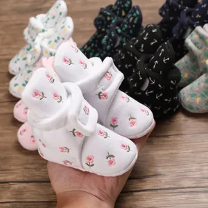 Weiche Baby-Baumwollschuhe mit Blumenmuster und warmem Fleecefutter in der Detailansicht.