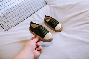 Detailansicht von Baby-Canvas-Schuhen mit geteilten Zehen und weicher Sohle.