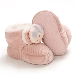 Vista detallada de botas de nieve rosa para bebé con muñeca y suela antideslizante
