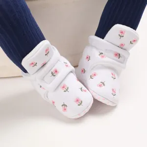 Weiche Babyschuhe mit rosa Blumenstickerei und warmem Fleecefutter für 0-1-Jährige.