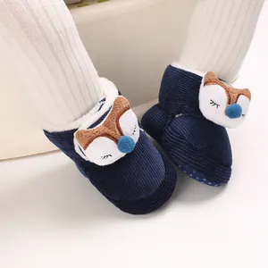 Detalle de patucos de pana azul marino para bebé con cara de zorro y forro de felpa
