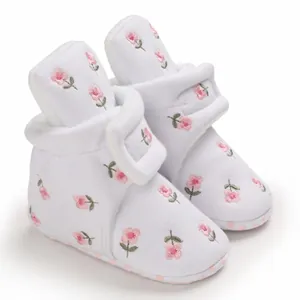 Weiche weiße Baby-Winterstiefel mit rosa Blumenstickerei und warmem Fleece-Futter