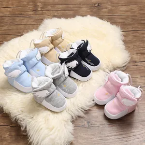 Warme Baby-Winterstiefel mit weichem Fleecefutter und niedlichen Engelsflügeln Detail
